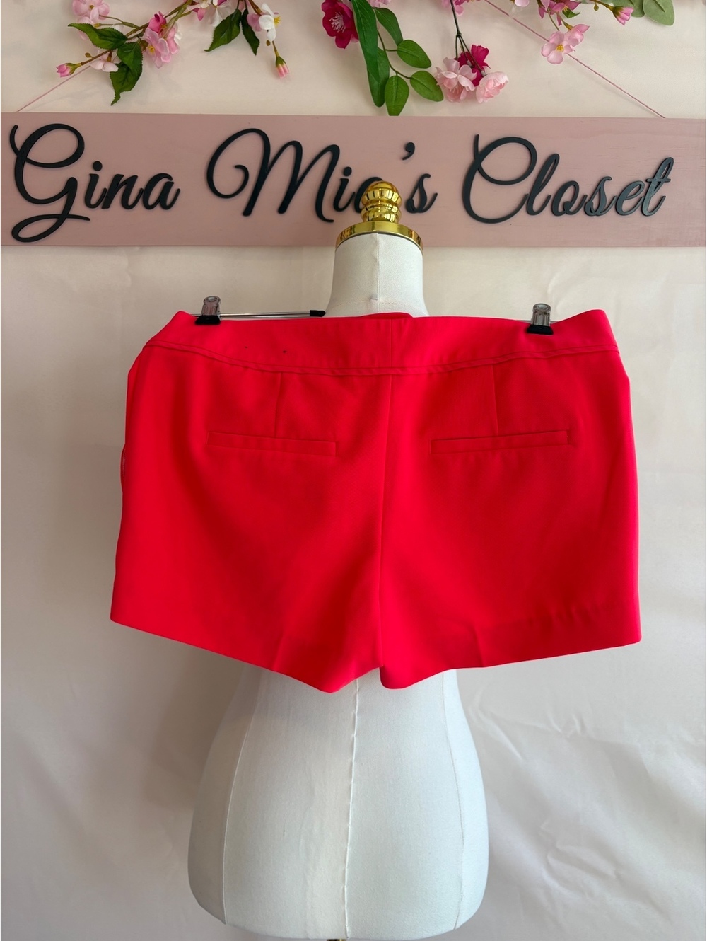 Express Women's Size 8 Red Dress Shorts - Picture 2 of 3